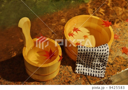 秋冬の素材・温泉の夜、湯桶の中にモミジの葉・俯瞰横位置 秋冬の素材・温泉の夜、湯桶の中にモミジの葉・俯瞰横位置 9425583