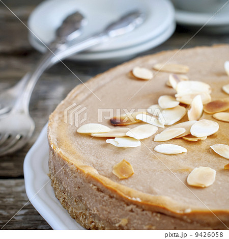 Milk Chocolate Cheesecake with flakes, square 9426058