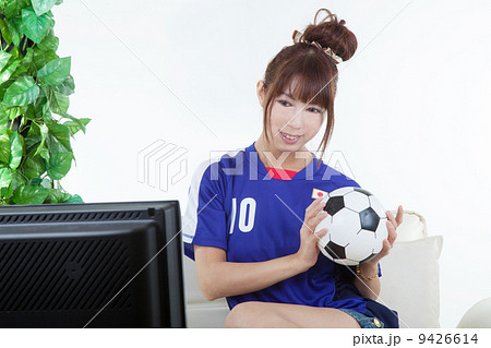 テレビ観戦をする女性サポーター 9426614
