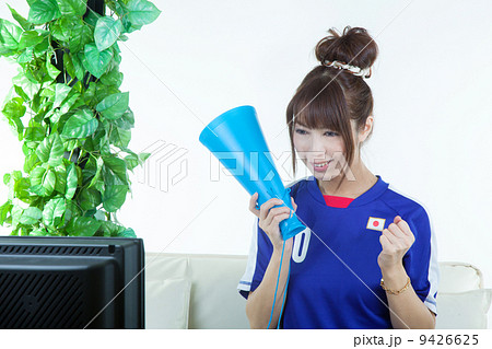 テレビ観戦をする女性サポーター 9426625