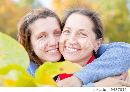 woman with adult daughter in autumn 9427032