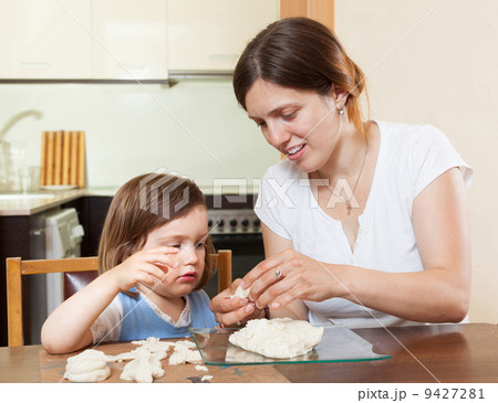 Mom teaches malekuyu girl sculpt dough figurines 9427281