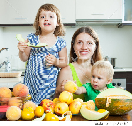 Happy family eating fruits 9427464