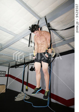 The sportsman the guy, carries out difficult exercise, sports gy The sportsman the guy, carries out difficult exercise, sports gy 9428507