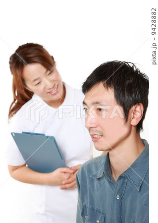 患者に優しく話しかける親切なナース 9428882