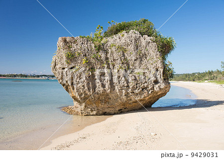 沖縄の海・砂浜と奇岩 沖縄の海・砂浜と奇岩 9429031