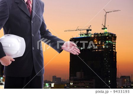 Businessman show case present project constructure 9433193