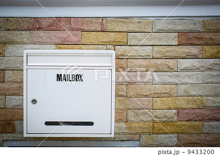 White mail box hang 9433200