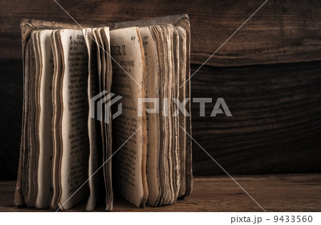 9433560