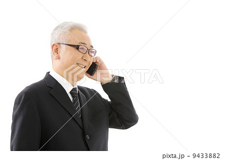 スマートフォンで話すビジネスマン スマートフォンで話すビジネスマン 9433882