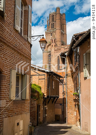 Narrow streets leading to Albi Cathedral, France 9434118
