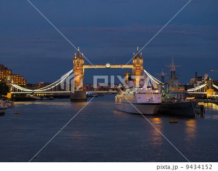 Illuminated Tower Bridge at night in London, England 9434152