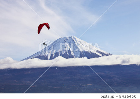 パラグライダーと富士山 9436450