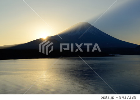 初日の出と富士山 9437239