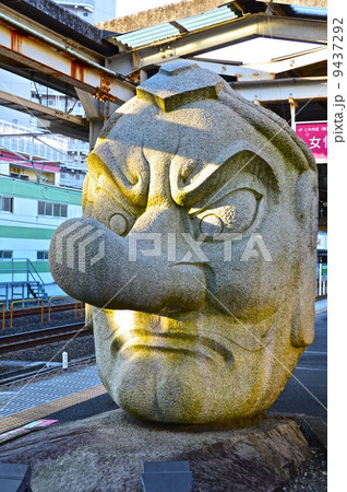 天狗のオブジェ Jr高尾駅 3 4番線ホーム 東京都八王子市 の写真素材