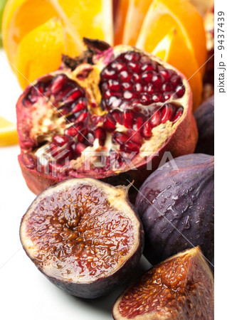 Close up of figs and pomegranate Close up of figs and pomegranate 9437439