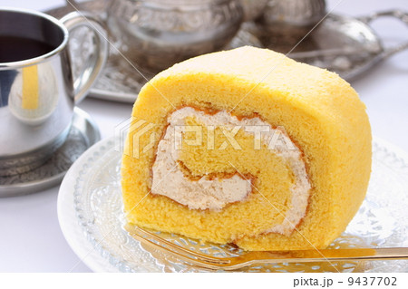 ロールケーキ　洋菓子　ケーキ　カフェ　白背景 9437702