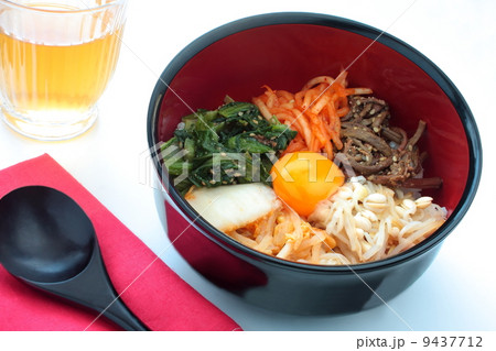 ビビンバ ビビンバ丼 韓国料理 白背景の写真素材