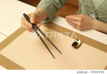 箸の持ち方作法 9439701