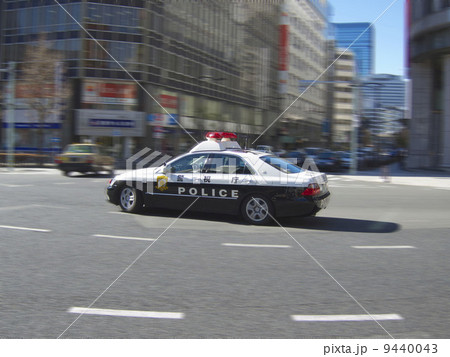 疾走するパトカー 9440043
