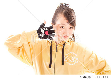 ヒップホップダンスを踊る可愛いらしい元気な女の子 ヒップホップダンスを踊る可愛いらしい元気な女の子 9440134