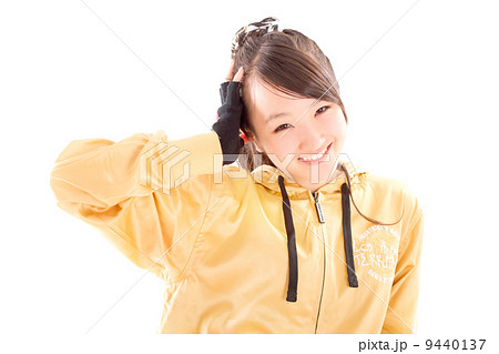 ヒップホップダンスを踊る可愛いらしい元気な女の子 9440137