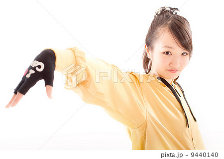 ヒップホップダンスを踊る可愛いらしい元気な女の子 ヒップホップダンスを踊る可愛いらしい元気な女の子 9440140