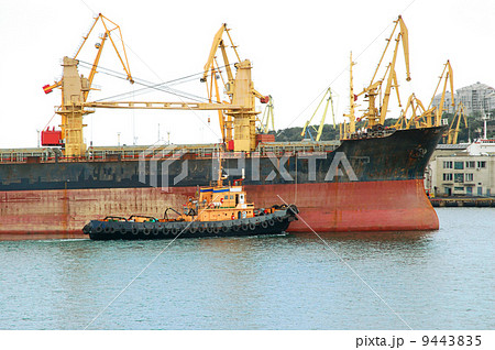 Container ship 9443835