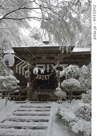 中尊寺　峯薬師堂の雪景色 9443942