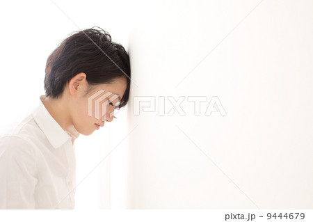 壁に寄りかかる女性 壁に寄りかかる女性 9444679