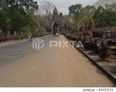 アンコール・トムの南大門へ続く参道(アンコール遺跡群~シェムリアップ/カンボジア) アンコール・トムの南大門へ続く参道(アンコール遺跡群~シェムリアップ/カンボジア) 9445574