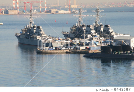 出航を待つアメリカ海軍イージス艦と潜水艦おやしお 9445597