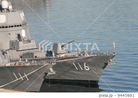 護衛艦「おおなみ」「てるづき」の入港風景 9445601