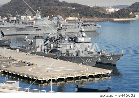 護衛艦「おおなみ」「てるづき」「ひゅうが」の入港風景 9445603