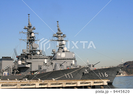 護衛艦「おおなみ」「てるづき」の入港風景 9445620