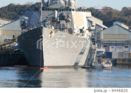 アメリカ海軍ミサイル駆逐艦を行き来する作業船 アメリカ海軍ミサイル駆逐艦を行き来する作業船 9446820