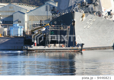 アメリカ海軍ミサイル駆逐艦を行き来する作業船 9446821