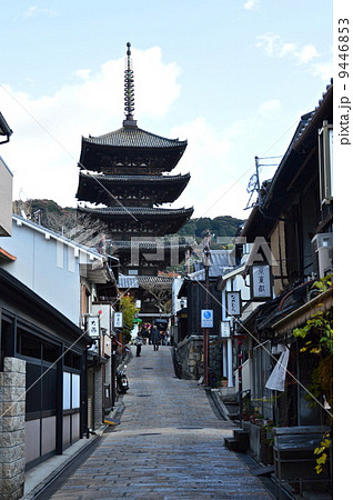 八坂通りから見上げた法観寺の「八坂の塔」（京都市東山区清水八坂上町） 9446853