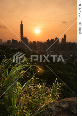 Sunset cityscape in Taipei 9447910