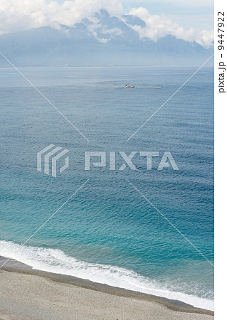 Seascape with cloudy sky 9447922