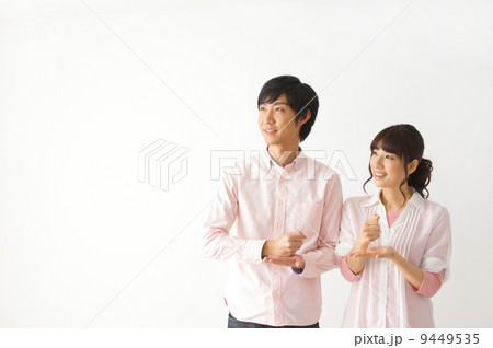 納得する男女 9449535