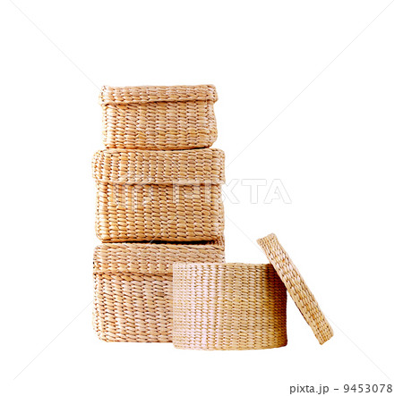isolated round woven straw basket 9453078