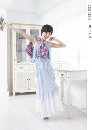 若い女性 9454030