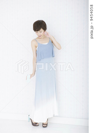 若い女性 9454058