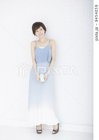 若い女性 9454059