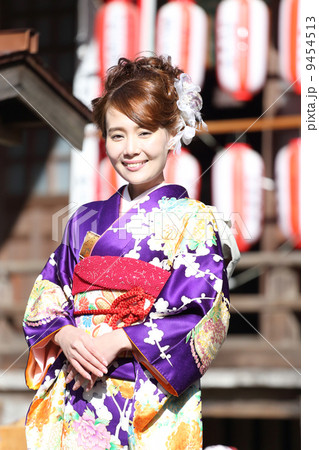 振袖の着物を着た若い女性 振袖の着物を着た若い女性 9454513
