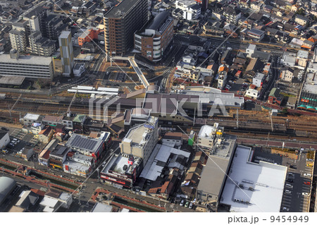 ＪＲ関西本線柏原駅を空撮 9454949