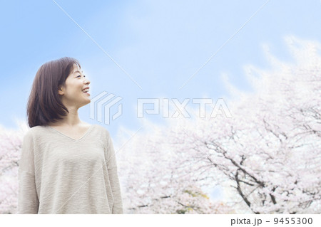 桜並木の女性
