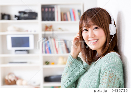 リラックスする女性 9456736