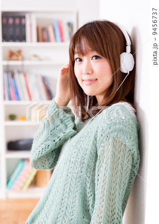 リラックスする女性 9456737